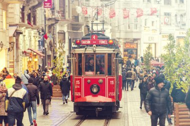 İstanbul - Ocak 01: İstanbul 'da Taksim Meydanı ve İstiklal Caddesi' nde ünlü retro kırmızı tramvay açık. Türkiye 'de 2020