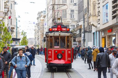 İstanbul - Ocak 01: İstanbul 'da Taksim Meydanı ve İstiklal Caddesi' nde ünlü retro kırmızı tramvay açık. Türkiye 'de 2020