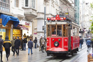 İstanbul - Ocak 01: İstanbul 'da Taksim Meydanı ve İstiklal Caddesi' nde ünlü retro kırmızı tramvay açık. Türkiye 'de 2020