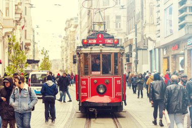 İstanbul - Ocak 01: İstanbul 'da Taksim Meydanı ve İstiklal Caddesi' nde ünlü retro kırmızı tramvay açık. Türkiye 'de 2020