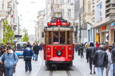 İstanbul - Ocak 01: İstanbul 'da Taksim Meydanı ve İstiklal Caddesi' nde ünlü retro kırmızı tramvay açık. Türkiye 'de 2020