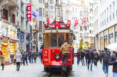 İstanbul - Ocak 01: İstanbul 'da Taksim Meydanı ve İstiklal Caddesi' nde ünlü retro kırmızı tramvay açık. Türkiye 'de 2020