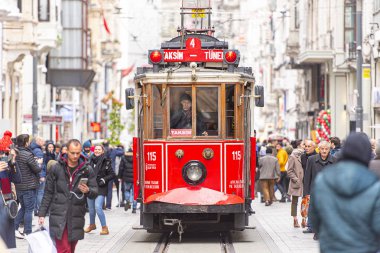 İstanbul - Ocak 01: İstanbul 'da Taksim Meydanı ve İstiklal Caddesi' nde ünlü retro kırmızı tramvay açık. Türkiye 'de 2020