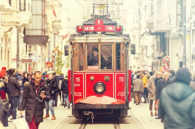 İstanbul - Ocak 01: İstanbul 'da Taksim Meydanı ve İstiklal Caddesi' nde ünlü retro kırmızı tramvay açık. Türkiye 'de 2020