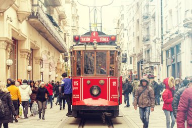 İstanbul - Ocak 01: İstanbul 'da Taksim Meydanı ve İstiklal Caddesi' nde ünlü retro kırmızı tramvay açık. Türkiye 'de 2020