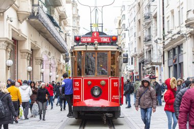 İstanbul - Ocak 01: İstanbul 'da Taksim Meydanı ve İstiklal Caddesi' nde ünlü retro kırmızı tramvay açık. Türkiye 'de 2020