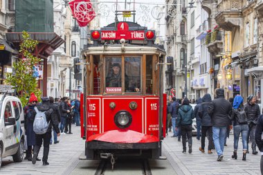 İstanbul - Ocak 01: İstanbul 'da Taksim Meydanı ve İstiklal Caddesi' nde ünlü retro kırmızı tramvay açık. Türkiye 'de 2020