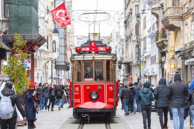 İstanbul - Ocak 01: İstanbul 'da Taksim Meydanı ve İstiklal Caddesi' nde ünlü retro kırmızı tramvay açık. Türkiye 'de 2020