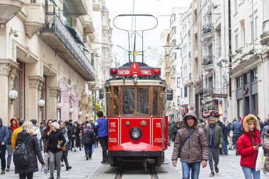 İstanbul - Ocak 01: İstanbul 'da Taksim Meydanı ve İstiklal Caddesi' nde ünlü retro kırmızı tramvay açık. Türkiye 'de 2020
