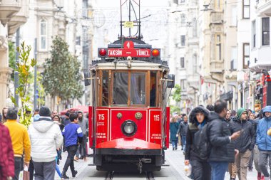 İstanbul - Ocak 01: İstanbul 'da Taksim Meydanı ve İstiklal Caddesi' nde ünlü retro kırmızı tramvay açık. Türkiye 'de 2020