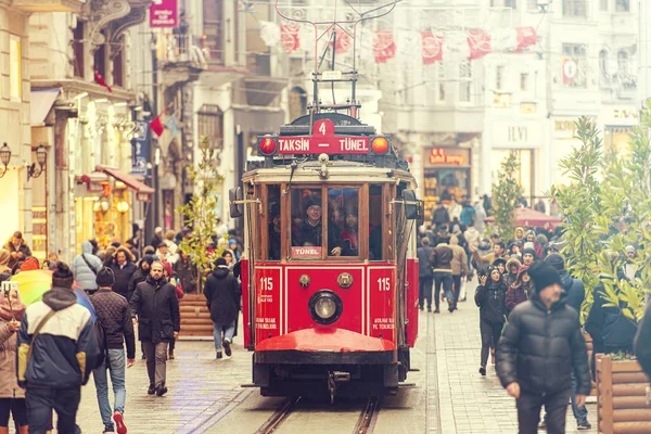 Istanbul Januar Berühmte Retro Straßenbahn Auf Dem Taksim Platz Und — Stockfoto