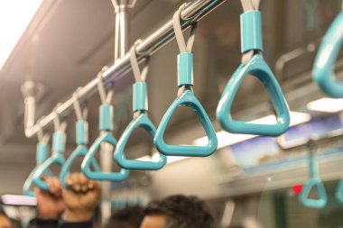 Metro ya da metro tırabzanı, mavi tırabzan tutan el.
