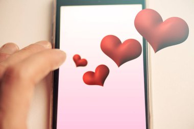 Cep telefonunun boş pembe ekranına dokunan adam Uçan Kırmızı Kalp, konsept resim