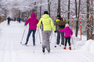 Muhteşem bir kış gününde aile kayağı parkında