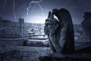Paris 'teki Gargoyles of Notre Dame' da Şimşek ve Fırtına Gecesi