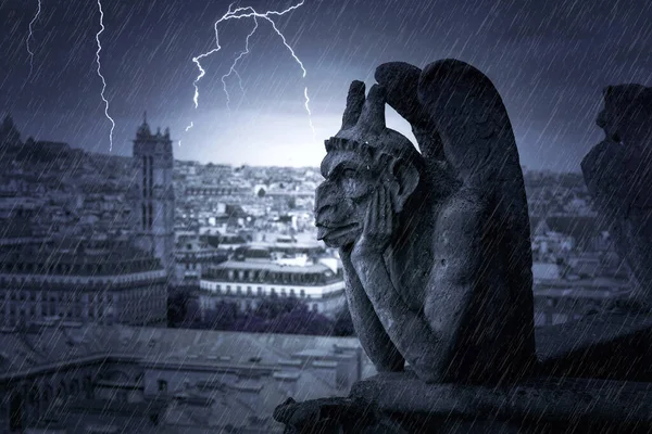 Paris 'teki Gargoyles of Notre Dame' da Şimşek ve Fırtına Gecesi