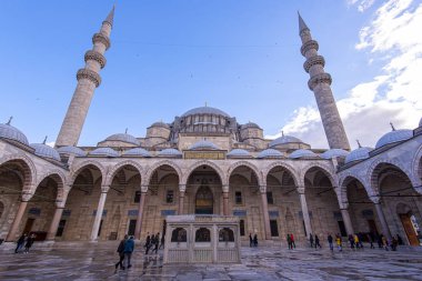 İstanbul 'da Süleyman Camii' nin avlusunda sabah saatlerinde