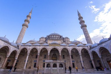İstanbul 'da Süleyman Camii' nin avlusunda sabah saatlerinde