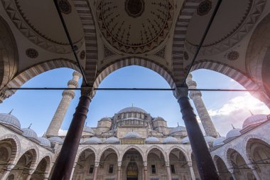 Sıcak yaz sabahı İstanbul 'daki Süleyman Camii' nin avlusu