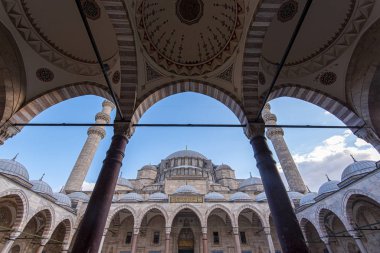 Sıcak yaz sabahı İstanbul 'daki Süleyman Camii' nin avlusu