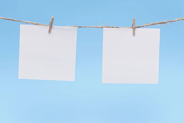 Papel Blanco Colgando Cuerda Por Perno Contra Fondo Azul Concepto —  Fotos de Stock