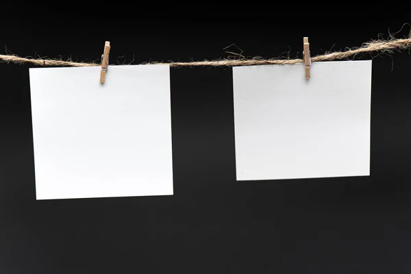 Blankopapier Seil Durch Stecknadel Vor Schwarzem Hintergrund Aufgehängt Konzept Büro — Stockfoto