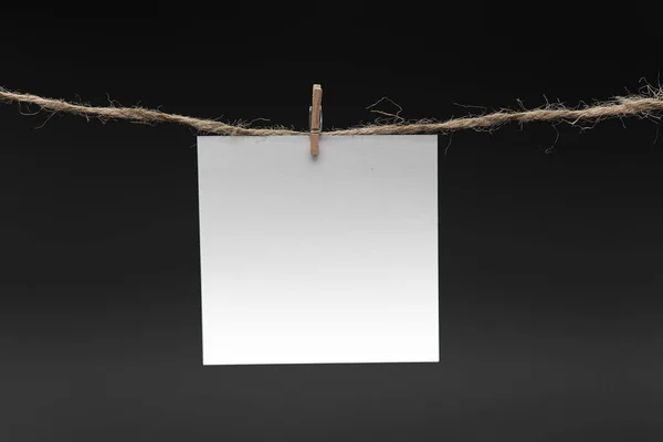 Papier Blanc Suspendu Corde Par Épingle Sur Fond Noir Concept — Photo