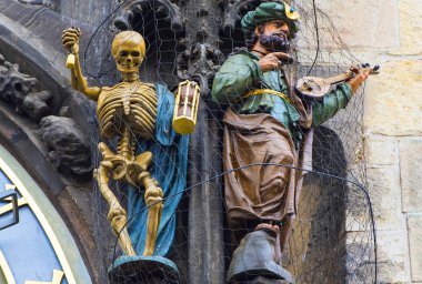 İskelet veya Ölüm Heykelleri ve Prag Astronomik Saati Orloj ile Kulede Türk Adamı