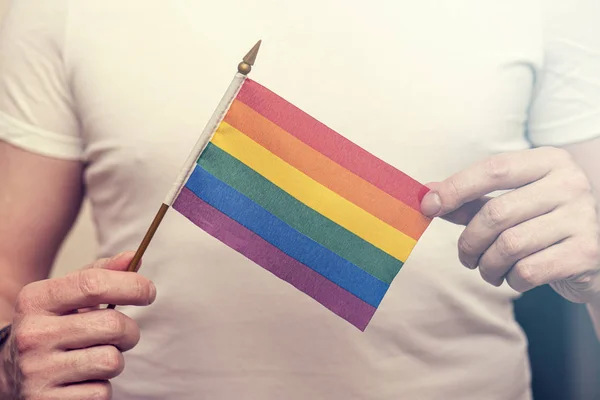 Homem Segurando Gay Orgulho Arco Íris Bandeira Seu Mãos Conceito — Fotografia de Stock