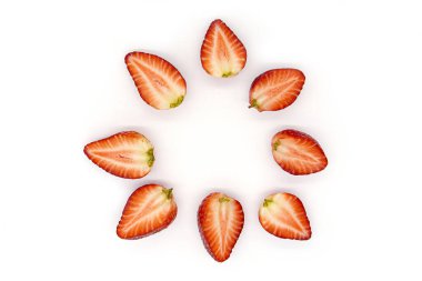 Çilek parçaları, dilimler ve yarım çilek