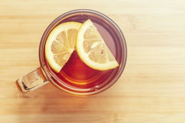 Cam bardakta limon dilimleri olan siyah çay. 