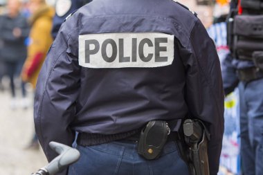 Fransa, Paris 'teki polis memurunun arkası.