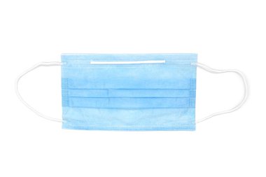 Tıbbi mavi maskenin yakın çekim görüntüsü beyaz arka planda ve yüz maskelerinde izole edilmiş.