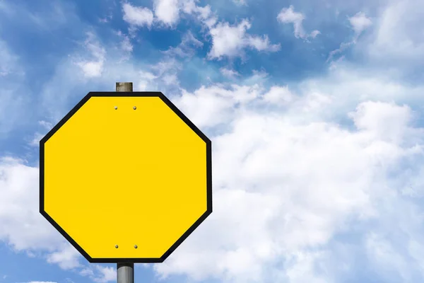 Żółty Ośmiokąt Drogowy Znak Przeciwko Błękitne Niebo — Zdjęcie stockowe