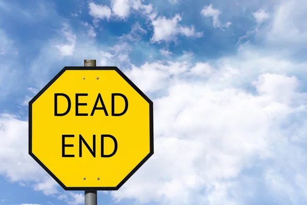 Dead End Żółty Znak Drogowy Błękitne Niebo Chmurami — Zdjęcie stockowe