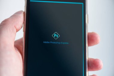 Adobe Photoshop uygulaması 26 Nisan 'da Berlin' de cep telefonu ekranında. Almanya 'da 2020
