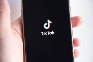 Tik Tok uygulama simgesi 26 Nisan 'da Berlin' de cep telefonu ekranında. Almanya 'da 2020