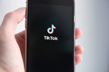 Tik Tok uygulama simgesi 26 Nisan 'da Berlin' de cep telefonu ekranında. Almanya 'da 2020