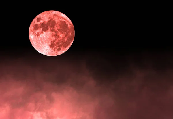 Lua Vermelha Sangrenta Céu Escuro Preto Com Nuvens Fundo Conceito — Fotografia de Stock