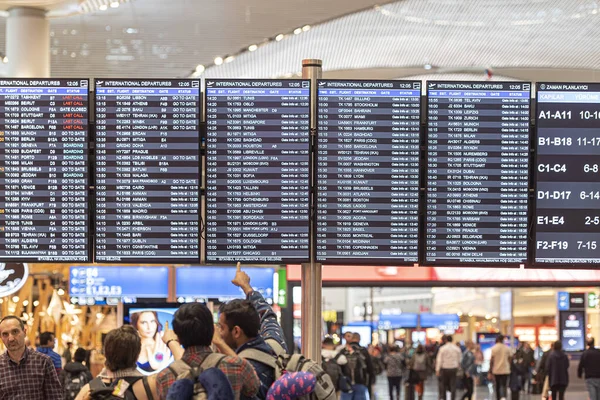 Istanbul Jan Multidão Pessoas Tabela Horários Aeroporto Havaliman Istambul Janeiro — Fotografia de Stock