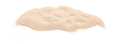 Kumsaldan gelen doğal kum yığını, beyaz arka planda izole edilmiş yumuşak kahverengi kumsal yığını.