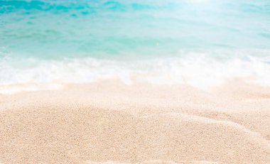Yaz suyu arka planı, kumlu sahil kıyısı, tropikal deniz manzarası, bulanık arka plan.