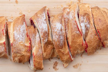 Tatlı pasta, turta, kırmızı reçelli ekmek, kiraz, çilek, pudralı tatlı dilimleri