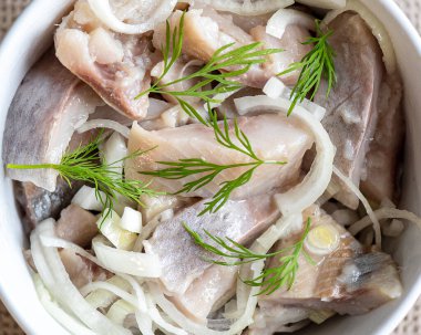 Beyaz kasede soğanlı ringa fileto.