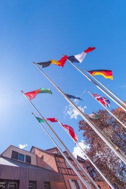 AB, İngiltere, Fransa, İtalya, Almanya, Belçika ve Fransa 'nın Strazburg kentindeki bayrak direkleri üzerindeki diğer ülkelerin bayrakları