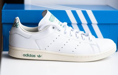 Berlin 'de 10 Mayıs' ta logoti olan ADIDAS kutusu. Almanya 'da 2020 yılı. Adidas ayakkabı, giysi ve aksesuar tasarlayan ve üreten çok uluslu bir şirkettir..
