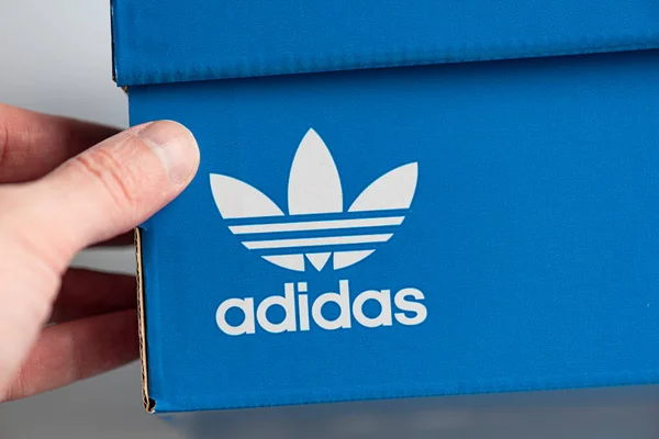 Berlín Mayo Caja Adidas Con Logotipo Berlín Mayo 2020 Alemania —  Fotos de Stock