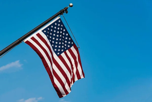 Флаг Сша Американский Флаг Флагштоке Против Голубого Неба Пространством Текста — стоковое фото