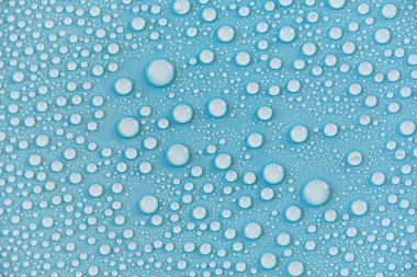 Mavi yüzeye yakın su damlaları, yağmur damlaları, arkaplan veya doku