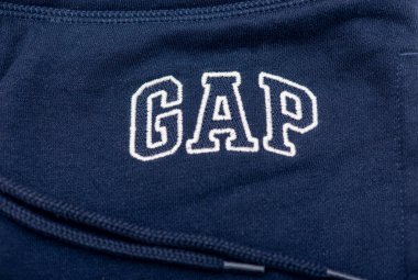 BERLIN - 12 Mayıs 'ta Berlin' de pantolon yüzeyinde GAP logotype, Gap giyim markası etiketi. Almanya 'da 2020 
